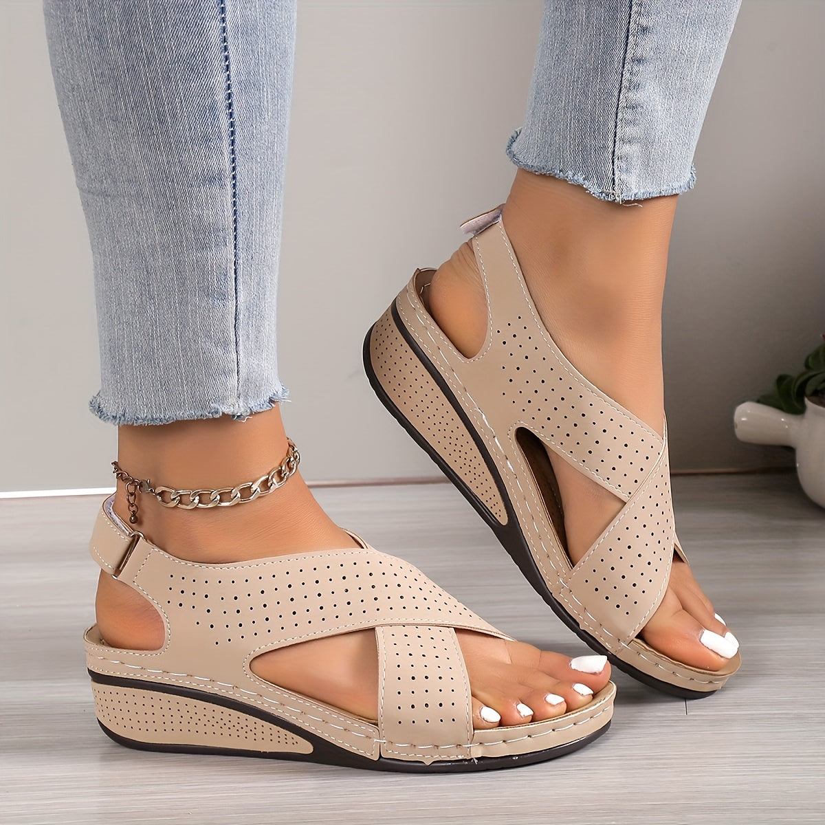 ✨👡【Sleva 50 % 🔥】【35–43】Dámské sandály s výřezy, na silné podrážce a klínovém podpatku, na suchý zip, dostupné i ve větších velikostech