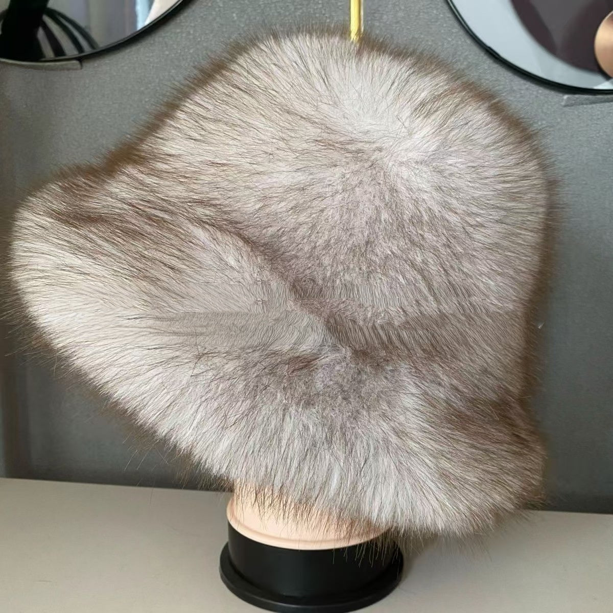 👒Отстъпка -47%🔥 Дамска топла есенно-зимна шапка с голяма периферия и купол от лисича кожа