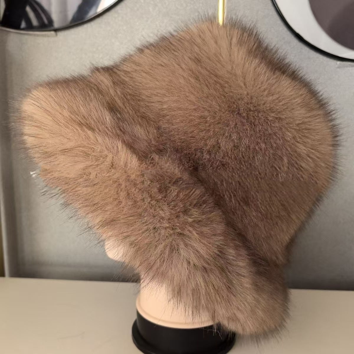 👒Отстъпка -47%🔥 Дамска топла есенно-зимна шапка с голяма периферия и купол от лисича кожа