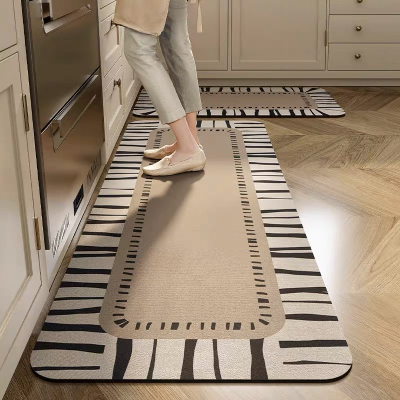 💥【Kupte 1 a dostanete 1 zdarma】【40*60+40*120cm】Kuchyňský a koupelnový protiskluzový koberec absorbuje vodu a rychle schne
