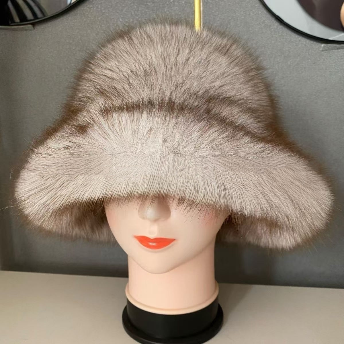 👒Отстъпка -47%🔥 Дамска топла есенно-зимна шапка с голяма периферия и купол от лисича кожа